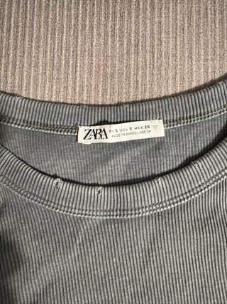 Top Zara gris canalé