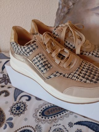 Zapatillas Beige y Doradas Mujer