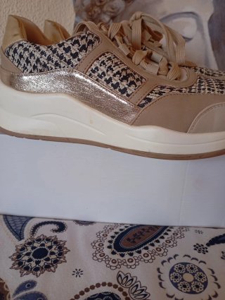 Zapatillas Beige y Doradas Mujer