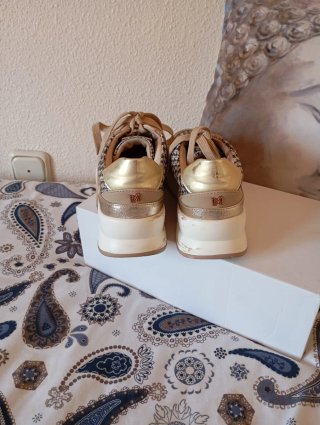Zapatillas Beige y Doradas Mujer