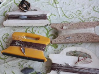 Carretes de pesca con sedal y plomos