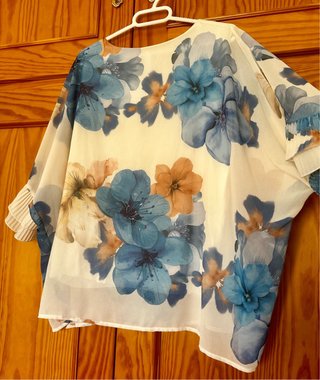 Blusa floral manga volante plisado