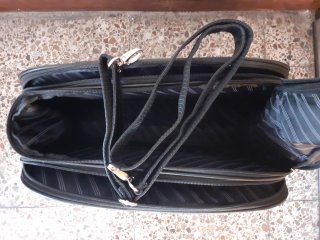 BOLSO ELEGANTE DE MANO O COLGADO DE MUJER. ESTA NU