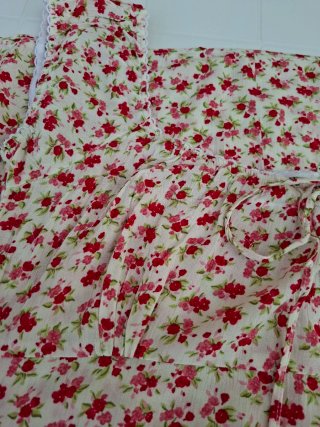 Vestido Pimkie flores rosas y rojas y fondo beige.