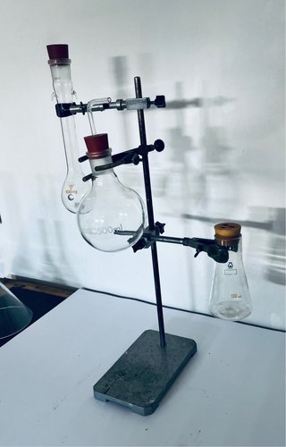 Soporte de laboratorio con pinzas de farmacia