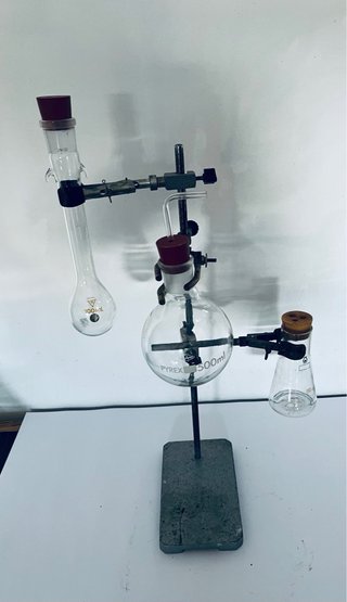 Soporte de laboratorio con pinzas de farmacia