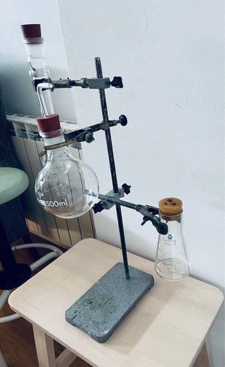 Soporte de laboratorio con pinzas de farmacia