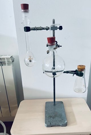Soporte de laboratorio con pinzas de farmacia