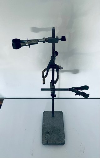 Soporte de laboratorio con pinzas de farmacia