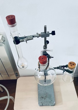 Soporte de laboratorio con pinzas de farmacia