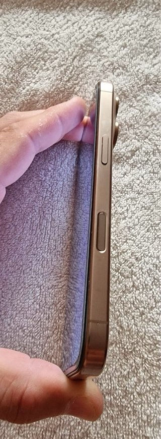 iPhone 16 Pro Dorado