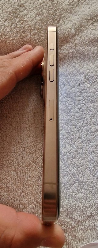 iPhone 16 Pro Dorado