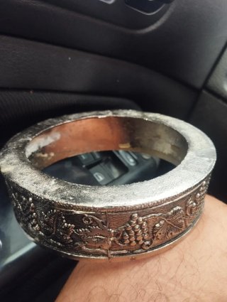 Brazalete antiguo con diseño de hojas y uvas