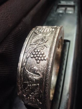 Brazalete antiguo con diseño de hojas y uvas