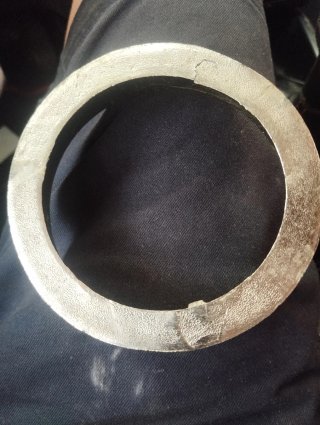 Brazalete antiguo con diseño de hojas y uvas
