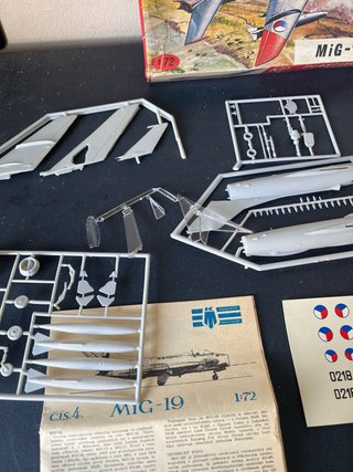 Plastikovy Model MiG-19 KP 1:72