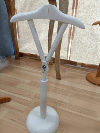 Expositor Perchero infantil Madera blanca.