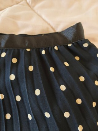 Falda plisada de lunares, de color negro - beige