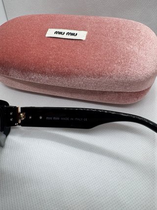Gafas de sol Miu Miu negras