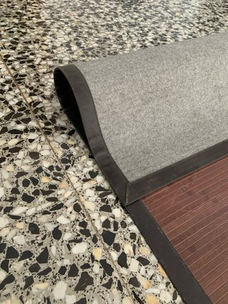 Alfombra de láminas de madera