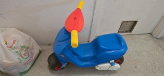 Moto de juguete azul para niños