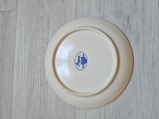 Piatto decorato con bambina e cuori