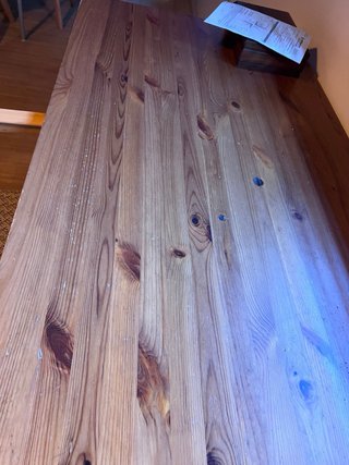 Mesa de madera con patas de hierro