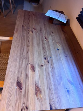 Mesa de madera con patas de hierro