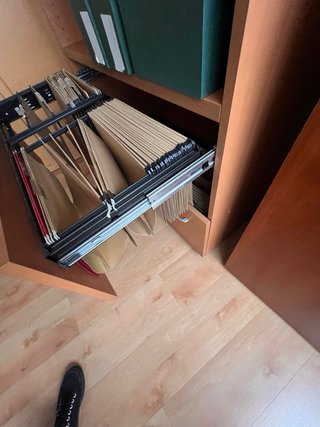 Mueble archivador de madera y metal