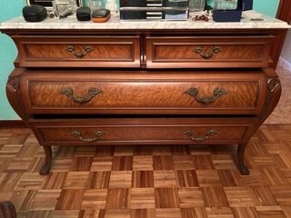 Cómoda antigua de madera con mármol