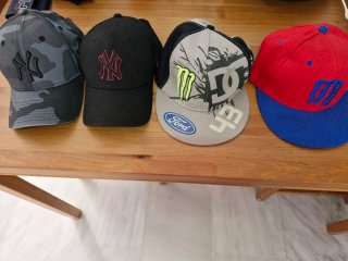 Lote de 4 Gorras New Era y DC Shoes