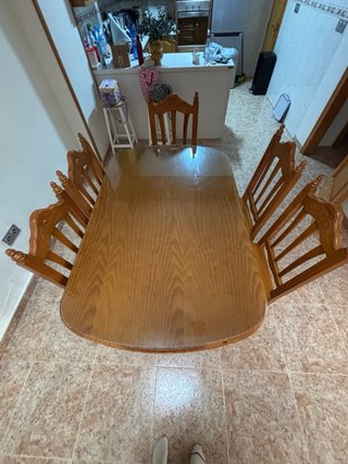 Mesa de madera maciza con 5 sillas