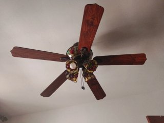 Ventilador de techo con lámparas.