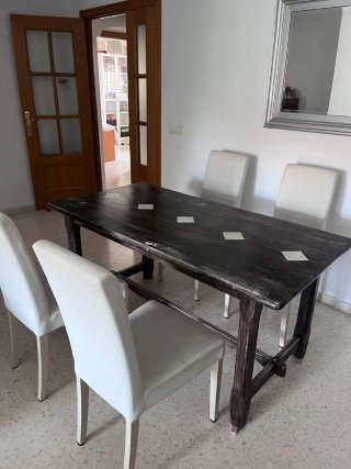 Mesa de salón y 4 sillas