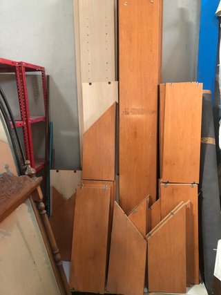 Estanterías de madera y metal