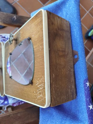 Mueble retro con espejo y cajón
