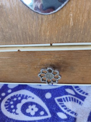 Mueble retro con espejo y cajón