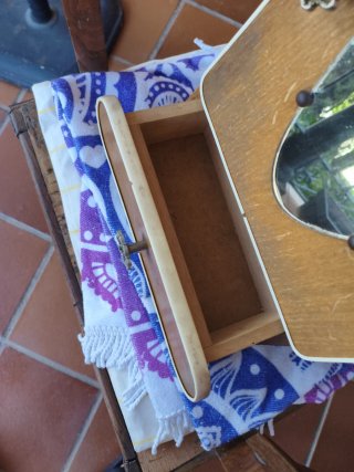 Mueble retro con espejo y cajón