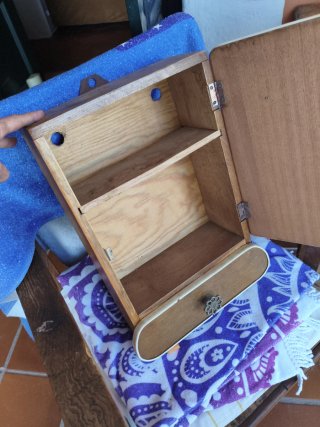 Mueble retro con espejo y cajón
