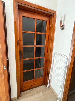 Puerta de madera con cristal