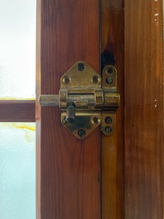 Puerta de madera con cristal