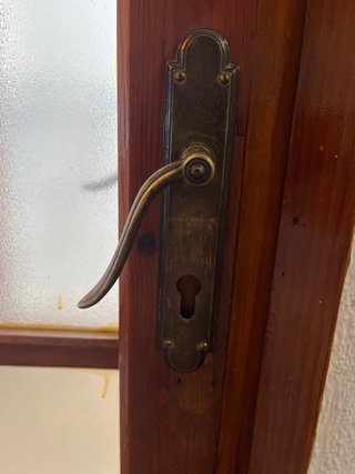 Puerta de madera con cristal