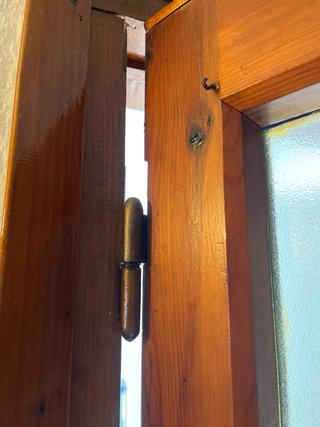 Puerta de madera con cristal