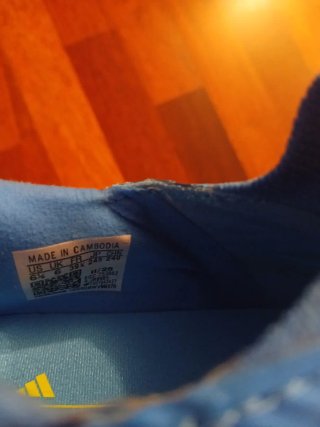 Botas de fútbol Adidas tacos azules y amarillas