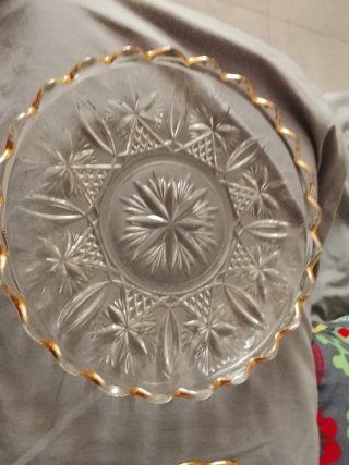 Platos de cristal antiguos con borde dorado