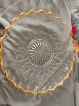 Platos de cristal antiguos con borde dorado