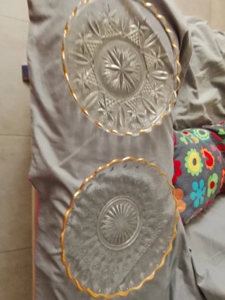 Platos de cristal antiguos con borde dorado