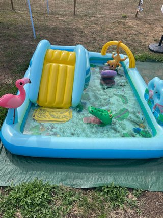 Piscina hinchable infantil con tobogán