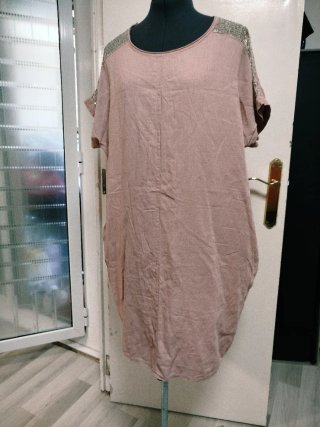 Vestido rosa con detalles plateados