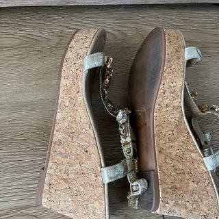 Sandalias con pedrería doradas y plateadas